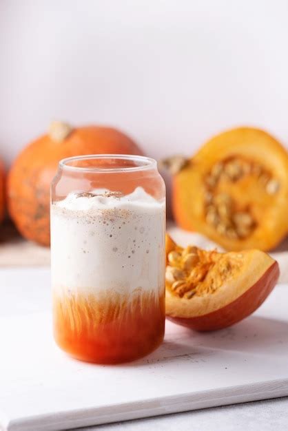 Bebida De Caf Oto Al Estacional Latte De Especias De Calabaza En Un