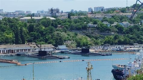 З Севастополя в море виведені 5 російських підводних човнів – фото