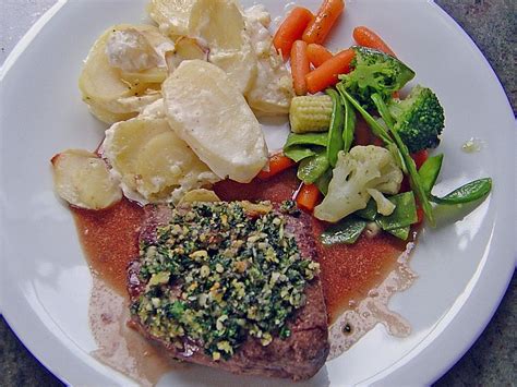 Lamm in Kräuterkruste mit Rotweinsauce und Kartoffelgratin von Lollipop