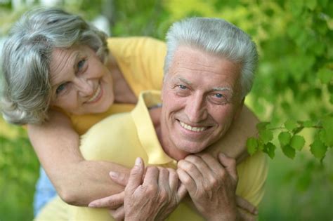 Senior Pareja Abraz Ndose En El Parque Foto Premium