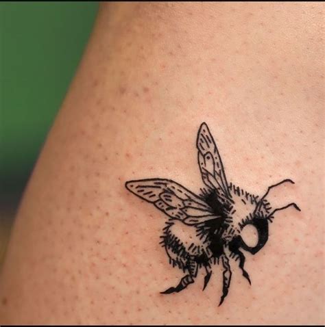 Pin By Guada Bestani On Tatoos Bumble Bee Tattoo Bee Tattoo Bee