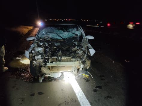 Batida entre carro e caminhão deixa duas pessoas gravemente feridas em