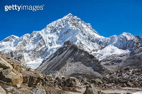 Khumbu glacier on the way to Everest base camp Himalayas Nepal 이미지