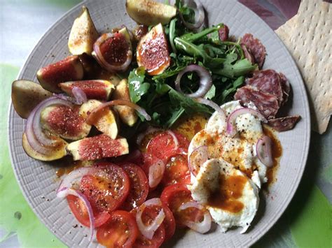 Feigen Tomaten Salat mit Rucola Salami und Büffelmozzarella Rezept