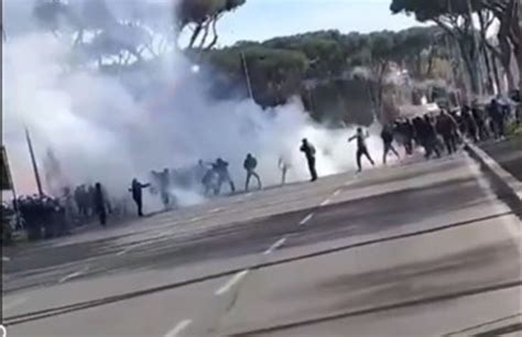 Scontri Tra Tifosi Prima Di Roma Lazio All Olimpico Derby Infuocato