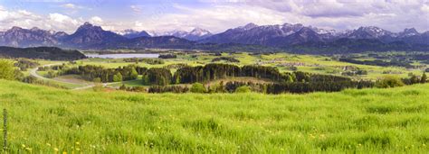 Panorama Landschaft Mit Fr Hlingswiese Im Allg U Bei F Ssen Stock Foto