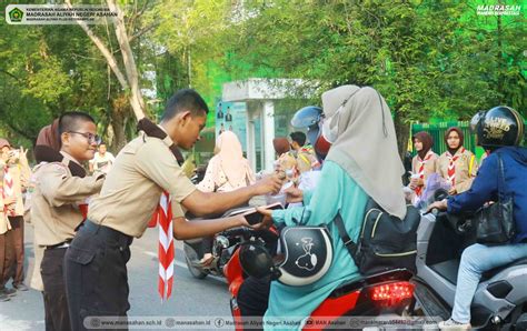 Ramadhan Berbagi Pramuka Man Asahan Bagikan Takjil Kepada Pengguna