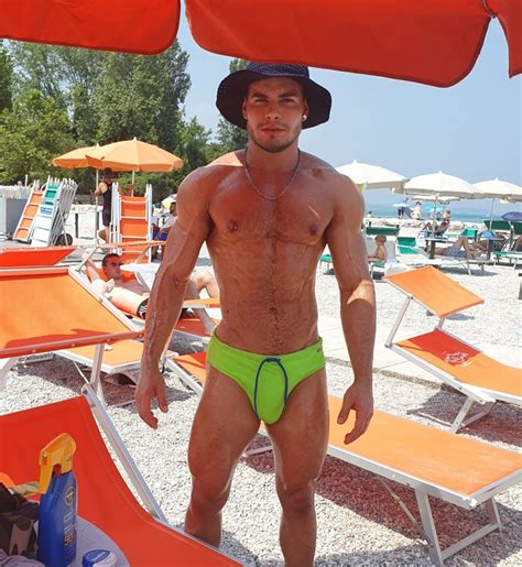 Ator pornô gay revela os figurinos que fazem mais sucesso os LGBTs