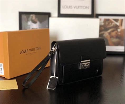 Ví nam Louis Vuitton cầm tay epi đen siêu cấp VNLV02