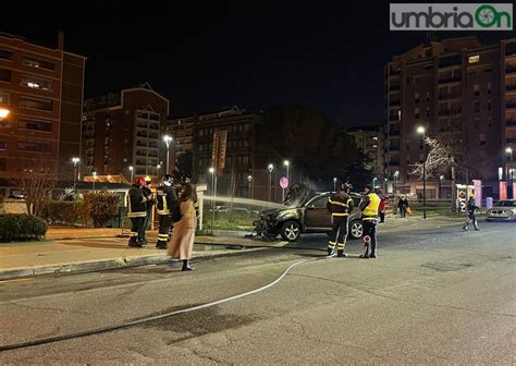 Terni Auto Divorata Dalle Fiamme In Via Gramsci Umbriaon