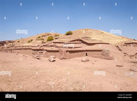 La Pirámide Akapana En El Complejo Arqueológico De Tiwanaku Bolivia