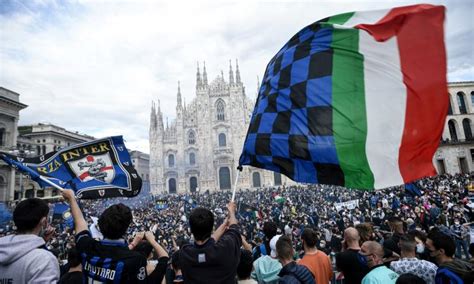 Inter In Finale Di Champions Tifosi In Festa Fuochi D Artificio In