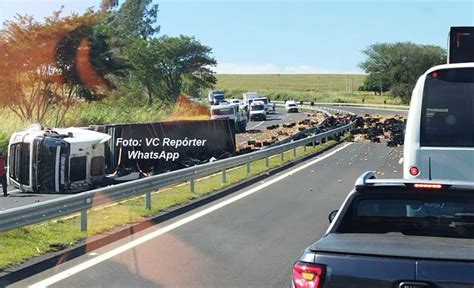 Carreta carregada tomate tomba na SP 333 próximo a Marília Visão