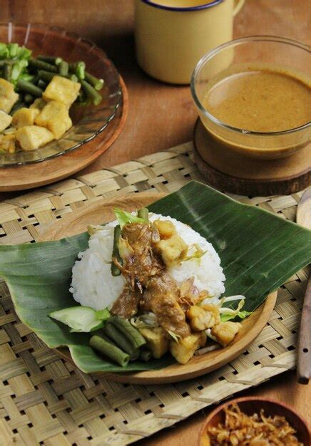 Premium Photo | Nasi lengko khas cirebon jawa barat indonesia