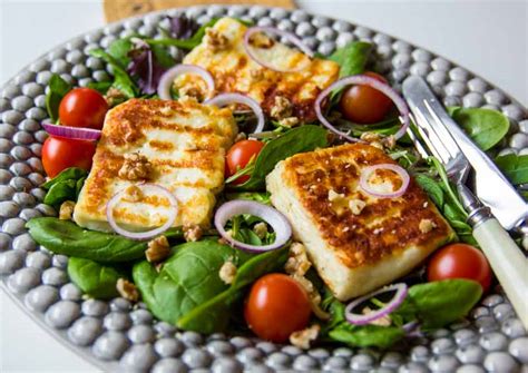 Halloumi La Gratar Cu Salata Si Nuci LCHF Ro