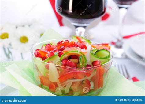 Salada Da Fruta E Verdura Foto De Stock Imagem De Gourmet