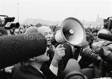 Ddr Fotoarchiv Berlin Erhard Krack Und Walter Momper Bei Der