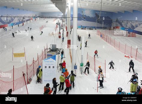 Interior view of the indoor real snow slopes at The Snow Centre, Hemel Hempstead Stock Photo - Alamy