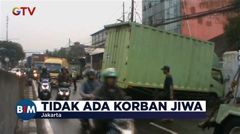 Hindari Motor Menyalip Sebuah Truk Ekspedisi Di Jakarta Terguling Tak