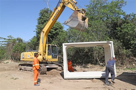 Prefeito e vice prefeito de Búzios visitam obras do valão no bairro de