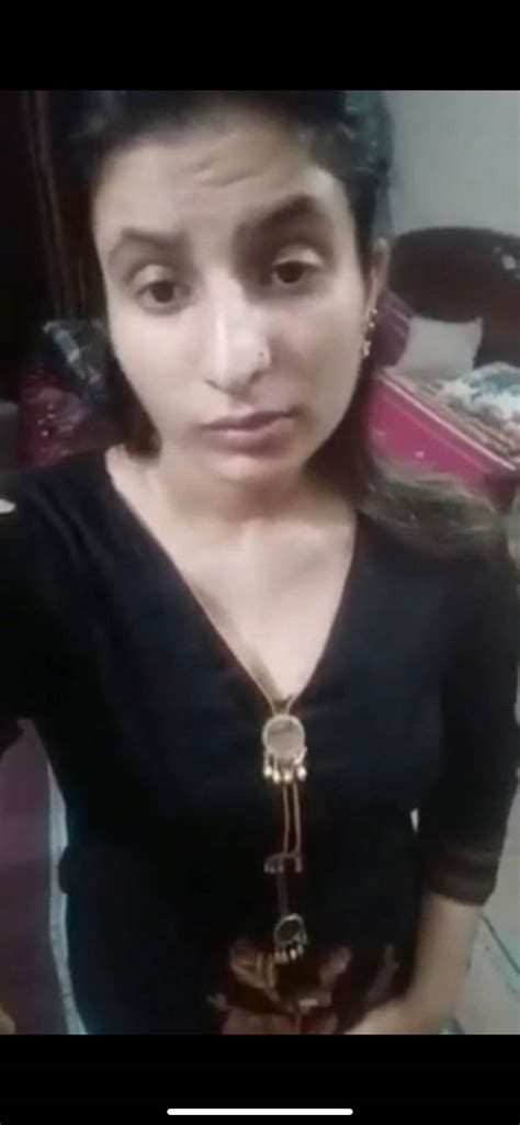 Leaked Beautiful Sexy Married Paki Wife Showing Lover 4 Mms Video