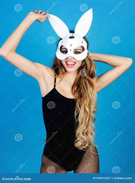 Coniglietta Pasquale Donna Felice Con Lingerie Sexy E Maschera Di Coniglio Immagine Stock