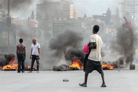 Natal De P Nico Em Maputo Mais De Reclusos Fugiram Da Cadeia De