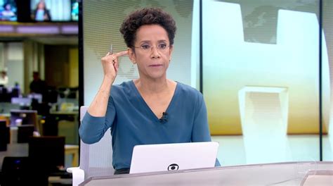 Zileide Silva não percebe que está ao vivo e comete gafe durante link