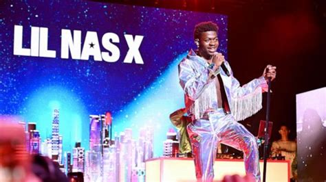 Lil Nas Xs Old Town Road Breaks Record For Longest Run At No 1