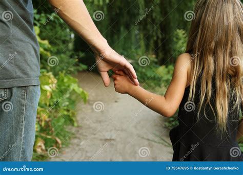 Il Genitore Tiene La Mano Di Piccolo Bambino Immagine Stock Immagine