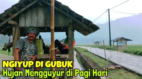 Suasana Pedesaan di Pagi Hari Saat Turun Hujan, Ngiyup di Gubuk ...