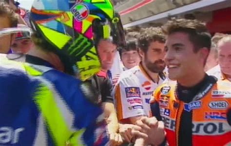 Valentino Rossi Y Marc Márquez Se Dan La Mano ¡por Fin