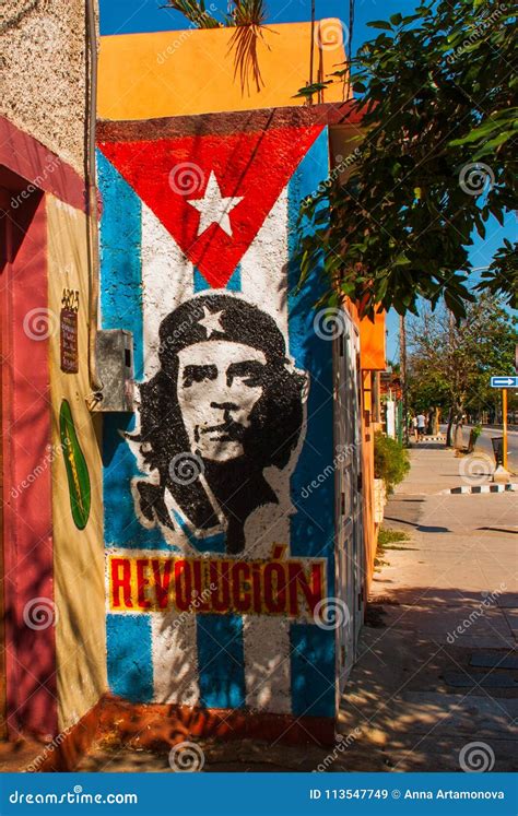 Grunge Graffiti Portrait Of Che Guevara And Cuba Flag On The Wall