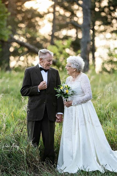 Una Pareja Celebra Su Aniversario De Bodas De Manera Muy Especial