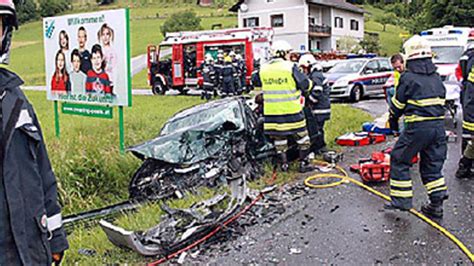 Zwei Schwerverletzte Nach Frontal Crash