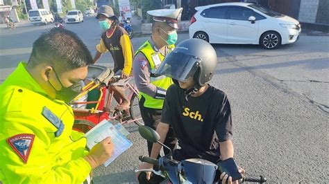 Berkendara Tak Berhelm SNI Dominasi Pelanggaran Operasi Patuh Candi Di