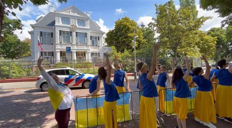 Gevluchte Oekraïense dansers in actie bij Russische ambassade