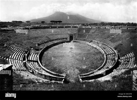 Amphitheatre pompeii Black and White Stock Photos & Images - Alamy