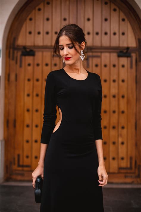 Look Invitada De Noche Vestido Negro Con Estola Invitada Perfecta