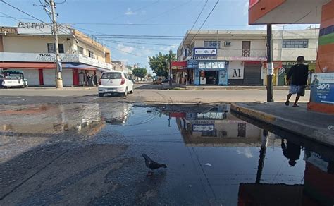 Fuga de agua en la colonia Benito Juárez en Mazatlán