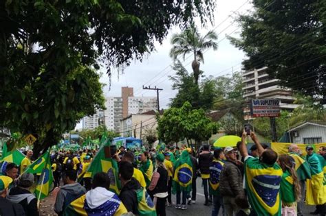 VÍDEO Manifestações são realizadas em frente a batalhões do Exército em SC