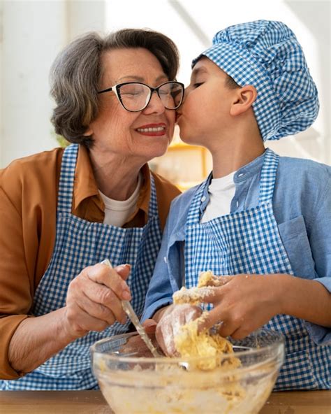 Grand M Re Cuisinant Dans La Cuisine Avec Son Petit Fils Photo Gratuite