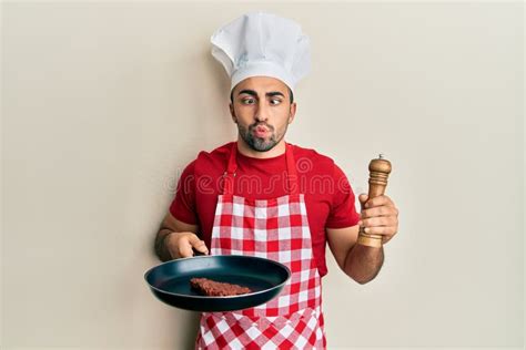 Joven Hispano Vistiendo Uniforme De Cocinero Profesional Y Sombrero