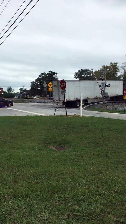 Semi Truck Stuck On Tracks Video Dailymotion