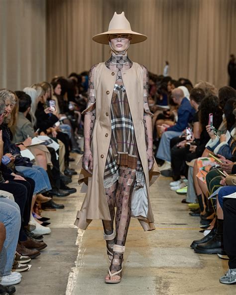 Burberry Spring 2023 Fashion Show | The Impression