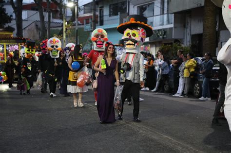 Un éxito Desfile De Catrinas Neón En Xalapa