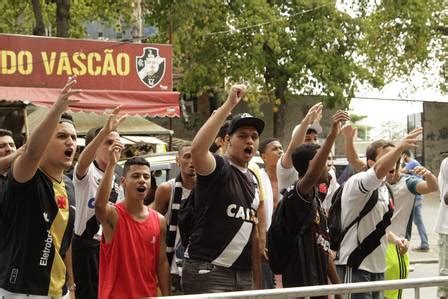 Torcedores Do Vasco Protestam Em S O Janu Rio E Pedem A Sa Da De Eurico