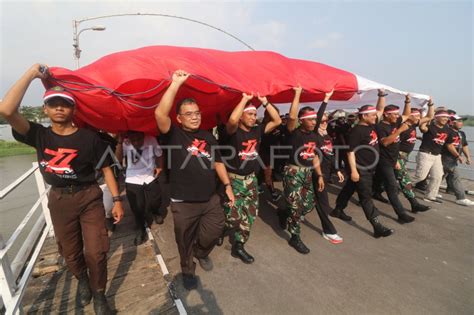 MENGARAK BENDERA MERAH PUTIH RAKSASA | ANTARA Foto