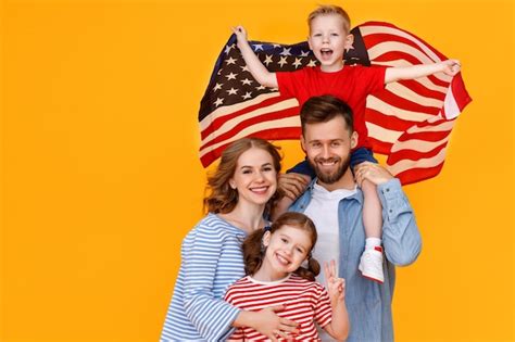 Fam Lia Americana Feliz A Bandeira Dos Eua Comemora O Dia Da