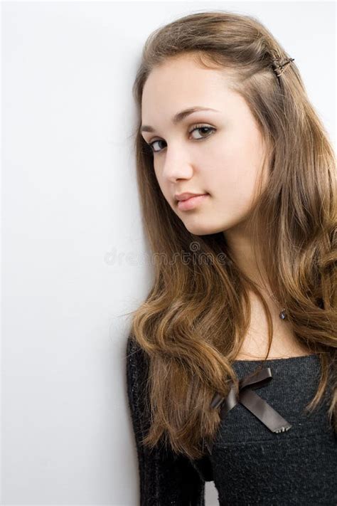 Ritratto Del Primo Piano Di Giovane Ragazza Splendida Del Brunette Immagine Stock Immagine Di